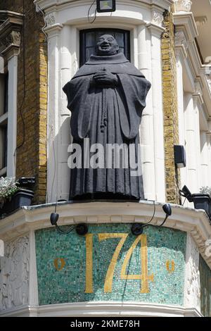 Statua del monaco davanti al pub Blackfriar a Blackfriars, Londra, Inghilterra Regno Unito Foto Stock