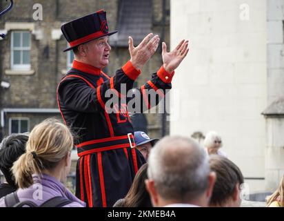 Yeoman Warder, Beefeater alla Torre di Londra, Londra Inghilterra Regno Unito Regno Unito Foto Stock
