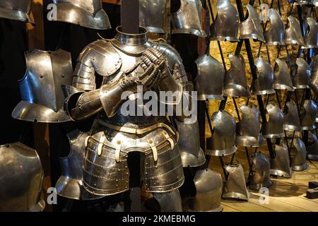 Collezione di armature reali in mostra nell'armeria alla Torre di Londra, Londra Inghilterra Regno Unito Regno Unito Foto Stock