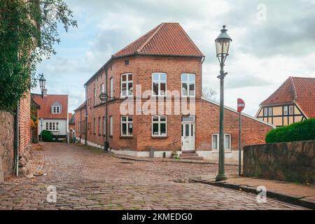 Viborg, Danimarca, agosto 2018: Strane case a due piani con in Danimarca Foto Stock