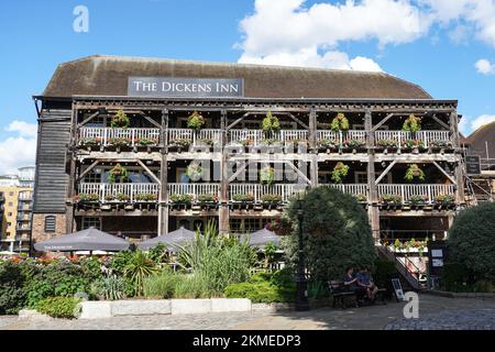 Il Dickens Inn bar e ristorante in St Katharine Docks, Londra England Regno Unito Regno Unito Foto Stock