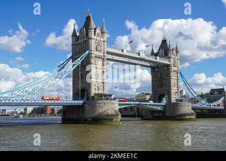Il Tower Bridge sul fiume Tamigi a Londra England Regno Unito Regno Unito Foto Stock