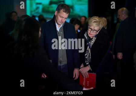 Kiev, Ucraina. 26th Nov 2022. Il primo ministro belga Alexander De Croo, a sinistra, e il primo ministro lituano Ingrida Simonyte, a destra, vedono le mostre al Museo Nazionale del genocidio dell'Holodomor durante gli eventi in onore del 90th° anniversario della carestia dell'Holodomor, il 26 novembre 2022 a Kiev, Ucraina. Credit: Presidenza Ucraina/Ufficio stampa presidenziale Ucraina/Alamy Live News Foto Stock