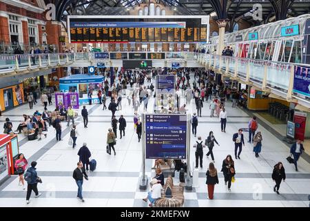 Passeggeri all'atrio principale della stazione di Liverpool Street, Londra, Inghilterra, Regno Unito, Regno Unito Foto Stock