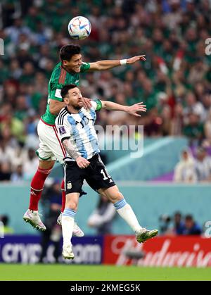 Lusail, Qatar. 26th Nov 2022. Lionel messi (in basso) dell'Argentina vies con Hector Moreno del Messico durante la partita di Gruppo C tra Argentina e Messico alla Coppa del mondo FIFA 2022 allo stadio di Lusail a Lusail, Qatar, 26 novembre 2022. Credit: Xu Zijian/Xinhua/Alamy Live News Foto Stock