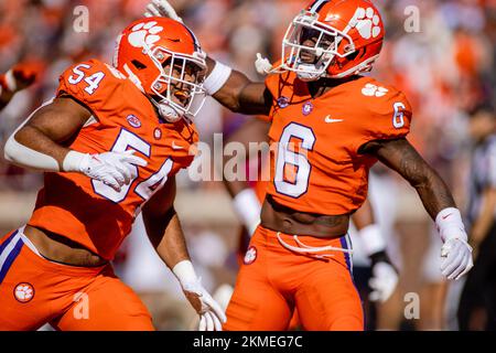 26 novembre 2022: Jeremiah Trotter Jr. (54) festeggia il suo linebacker, dopo un touchdown durante la prima metà della partita di calcio NCAA contro i South Carolina Gamecocks al Memorial Stadium di Clemson, SC. (Scott Kinser/CSM) Foto Stock