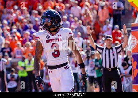 26 novembre 2022: Il ricevitore del South Carolina Gamecocks, Antwane Wells Jr. (3), festeggia dopo il suo touchdown durante la prima metà della partita di calcio NCAA contro le Clemson Tigers al Memorial Stadium di Clemson, SC. (Scott Kinser/CSM) Foto Stock