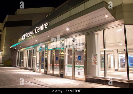 Un ingresso al CF Rideau Centre, un famoso centro commerciale di lusso nel centro di Ottawa, è visto illuminato di notte. Foto Stock