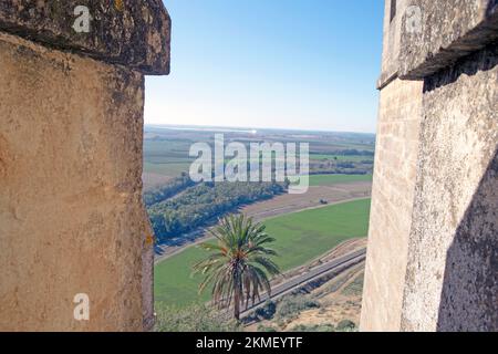 Veduta aerea della Vega del Guadalquivir dalle torri del Castello di Almodovar del Rio, passando per Cordoba, Andalusia, Spagna Foto Stock