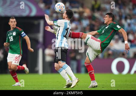 Lionel messi di Argentina e Hector Moreno di Messico durante la partita della Coppa del mondo FIFA Qatar 2022, Gruppo C, tra Argentina e Messico ha giocato al Lusail Stadium il 26 novembre 2022 a Lusail, Qatar. (Foto di Bagu Blanco / PRESSIN) Credit: PRESSINPHOTO AGENZIA SPORTIVA/Alamy Live News Foto Stock