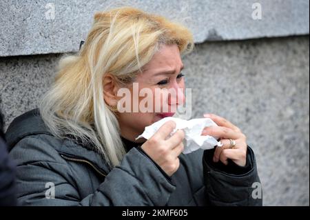 Londra, Regno Unito. 26th Nov 2022. Una donna in cappotto nero con il suo compagno in giacca di pelle presumibilmente sostenendo la monarchia iraniana insultare i manifestanti. La donna nella giacca nera ha punito la donna bionda in faccia ed è arrestata dalla polizia. Gli iraniani protestano in Trafalgar Square. Protesta a Londra per la morte di Mahsa Amini nelle mani della polizia morale iraniana per aver indossato in modo errato il suo hijab. Credit: JOHNNY ARMSTEAD/Alamy Live News Foto Stock
