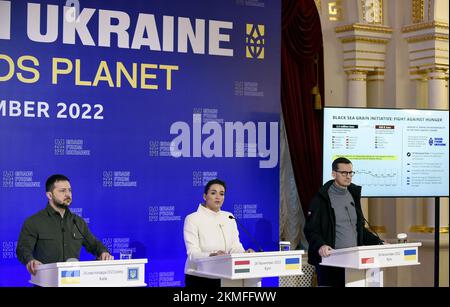 KIEV, UCRAINA - 26 NOVEMBRE 2022 - il presidente dell'Ucraina Volodimyr Zelenskyy, il presidente dell'Ungheria Katalin Novak e il primo ministro della Repubblica di Polonia Mateusz Morawiecki (L-R) sono raffigurati durante una conferenza stampa a seguito del vertice internazionale inaugurale în sicurezza alimentare sotto il programma Grain from Ukraine, Kiev, Capitale dell'Ucraina. Foto Stock