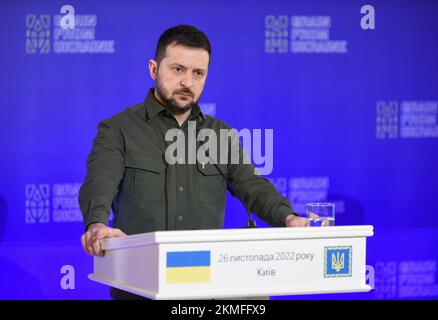 KIEV, UCRAINA - 26 NOVEMBRE 2022 - il presidente dell'Ucraina Volodimyr Zelenskyy partecipa a una conferenza stampa in seguito al vertice internazionale inaugurale în del programma "sicurezza alimentare in grano dall'Ucraina", Kiev, capitale dell'Ucraina. Foto Stock