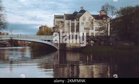 Lendal Bridge & Waterfront Buildings (blocco di uffici Aviva) di River Ouse (sera d'autunno) - pittoresco centro di York, North Yorkshire, Inghilterra UK. Foto Stock