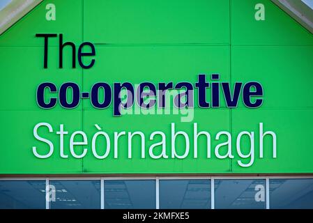 Firma del negozio cooperativo in Steòrnabhagh, il nome gaelico di Stornoway, nelle Ebridi esterne, Scozia, Regno Unito. Foto Stock