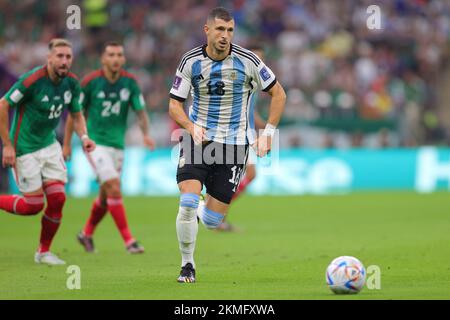 Lusail, Qatar. 26th Nov 2022. Guido Rodriguez dell'Argentina difende durante la Coppa del mondo FIFA Qatar 2022, partita di Gruppo C tra Argentina e Messico, il 26 novembre 2022, allo stadio di Lusail, in Qatar. Foto di Peter Dovgan. Solo per uso editoriale, licenza richiesta per uso commerciale. Non è utilizzabile nelle scommesse, nei giochi o nelle pubblicazioni di un singolo club/campionato/giocatore. Credit: UK Sports Pics Ltd/Alamy Live News Foto Stock