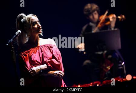 Berlino, Germania. 19th Ott 2022. La cantante Sarah Connor si esibisce presso la Verti Music Hall per il suo concerto di Natale. Credit: Britten/dpa/Alamy Live News Foto Stock