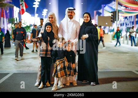 Doha, Catar. 26th Nov 2022. Famiglia Qatari durante la Coppa del mondo FIFA Qatar 2022 che si tiene a Doha, Qatar. Credit: Rodolfo Buhrer/la Imagem/FotoArena/Alamy Live News Foto Stock