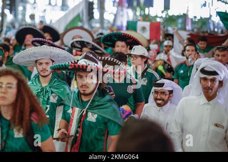 Doha, Catar. 26th Nov 2022. Tifosi del Messico durante la Coppa del mondo FIFA Qatar 2022 tenutasi a Doha, Qatar. Credit: Rodolfo Buhrer/la Imagem/FotoArena/Alamy Live News Foto Stock