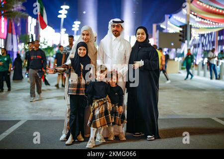 Doha, Catar. 26th Nov 2022. Famiglia Qatari durante la Coppa del mondo FIFA Qatar 2022 che si tiene a Doha, Qatar. Credit: Rodolfo Buhrer/la Imagem/FotoArena/Alamy Live News Foto Stock