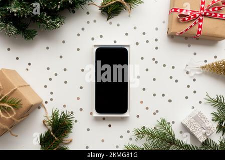 Smartphone con decorazioni natalizie. Modello di Natale. Vista dall'alto Foto Stock