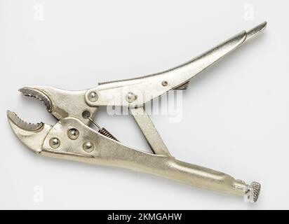 Pinza con impugnatura a morsa in acciaio inox isolata su sfondo bianco Foto Stock