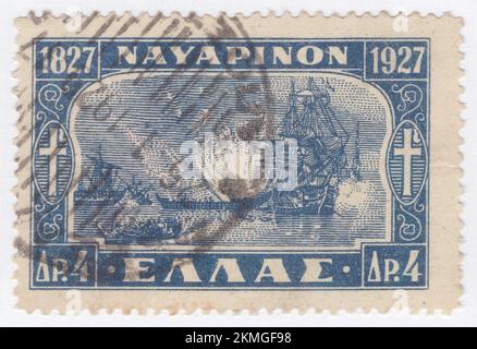 GRECIA - 1928: Un francobollo grigio-blu scuro da 4 dracma raffigurante la Battaglia di Navarino. Centenario della battaglia navale di Navarino, battaglia navale combattuta il 20 ottobre 1827, durante la guerra di indipendenza greca (1821-1829), nella baia di Navarino (Pilo moderno), sulla costa occidentale della penisola del Peloponneso, nel Mar Ionio. Le forze alleate della Gran Bretagna, della Francia e della Russia hanno decisamente sconfitto le forze ottomane ed egiziane che stavano cercando di reprimere i greci, rendendo così più probabile l’indipendenza greca Foto Stock