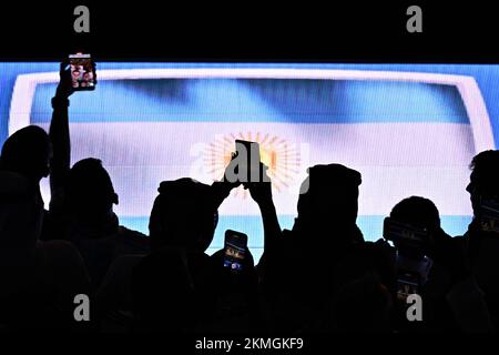 Lusail, Qatar. 26th Nov 2022. I fan reagiscono prima della partita di gruppo C tra Argentina e Messico alla Coppa del mondo FIFA 2022 al Lusail Stadium di Lusail, Qatar, 26 novembre 2022. Credit: Xin Yuewei/Xinhua/Alamy Live News Foto Stock