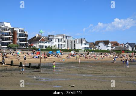 Una giornata estiva sulla spiaggia di Chalkwell con la bassa marea, a Southend-on-Sea, nell'Essex, Regno Unito Foto Stock