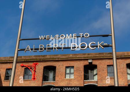 Liverpool, Regno Unito: Benvenuto all'insegna di ingresso di Albert Dock, Gower Street. Foto Stock