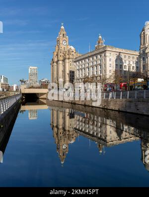 Liverpool, Regno Unito: L'edificio Royal Liver e l'edificio Cunard si riflettono nel Liverpool Canal link sul lungomare della città Foto Stock