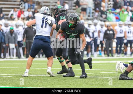 Denton, Texas, Stati Uniti. 26th Nov 2022. North Texas Mean Green running back Ikaika Ragsdale (6) gestisce la palla durante la partita di football NCAA tra le Rice Owls e il North Texas Mean Grea all'Apogee Stadium di Denton, Texas. Ron Lane/CSM/Alamy Live News Foto Stock