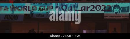 Doha, Katar. 26th Nov 2022. Firo : 26 novembre 2022, Calcio, COPPA DEL mondo FIFA 2022 QATAR, Coppa del mondo 2022 Qatar, Coppa del mondo 2022 Qatar, fase di Gruppo, Gruppo C, gioco 24, Argentina - Messico le bandiere dell'Argentina tifosi appendono su una scheda pubblicitaria illuminata Coppa del mondo Qatar credito: dpa/Alamy Live News Foto Stock