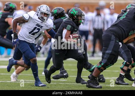 Denton, Texas, Stati Uniti. 26th Nov 2022. North Texas Mean Green running back Ikaika Ragsdale (6) corre con la palla durante la partita di football NCAA tra le Rice Owls e il North Texas Mean Gra allo stadio Apogee di Denton, Texas. Ron Lane/CSM/Alamy Live News Foto Stock