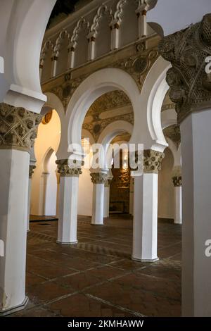 Interni della Sinagoga di Santa María la Blanca a Toledo, Spagna Foto Stock