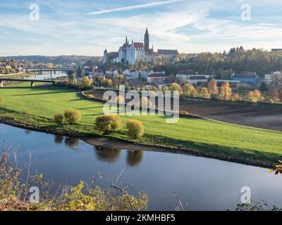 Vista sul fiume Elba fino alla città di Meissen con il castello di Albrechtsburg , autunno, Germania Foto Stock