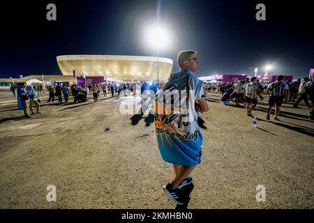 I fan argentini fuori dallo stadio di Lusail durante la partita della Coppa del mondo FIFA Qatar 2022, Gruppo C, tra Argentina e Messico hanno giocato al Lusail Stadium il 26 novembre 2022 a Lusail, Qatar. (Foto di Bagu Blanco / PRESSIN) Credit: PRESSINPHOTO AGENZIA SPORTIVA/Alamy Live News Foto Stock