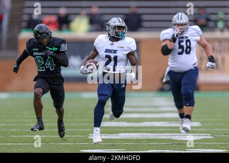 Denton, Texas, Stati Uniti. 26th Nov 2022. Rice Owls Running back Jump otoviano corre con la palla durante la partita di football NCAA tra le Rice Owls e il North Texas Mean Grea all'Apogee Stadium di Denton, Texas. Ron Lane/CSM/Alamy Live News Foto Stock