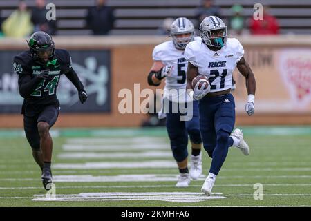 Denton, Texas, Stati Uniti. 26th Nov 2022. Rice Owls Running back Jump otoviano corre con la palla durante la partita di football NCAA tra le Rice Owls e il North Texas Mean Grea all'Apogee Stadium di Denton, Texas. Ron Lane/CSM/Alamy Live News Foto Stock