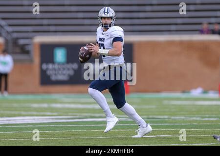 Denton, Texas, Stati Uniti. 26th Nov 2022. Il quartback di Rice Owls AJ Padgett (12) sembra passare durante la partita di football NCAA tra le Rice Owls e il North Texas Mean Green all'Apogee Stadium di Denton, Texas. Ron Lane/CSM/Alamy Live News Foto Stock