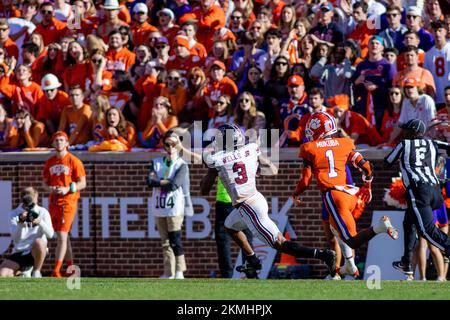 26 novembre 2022: Il ricevitore del South Carolina Gamecocks, Antwane Wells Jr. (3), si rompe gratuitamente per un touchdown durante la seconda metà della partita di calcio NCAA al Memorial Stadium di Clemson, SC. (Scott Kinser/CSM) Foto Stock