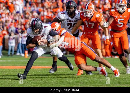 26 novembre 2022: South Carolina Gamecocks quarterback Spencer Rattler (7) viene saccheggiato da Clemson Tigers linebacker Jeremiah Trotter Jr. (54) durante la seconda metà della partita di calcio NCAA al Memorial Stadium di Clemson, SC. (Scott Kinser/CSM) Foto Stock