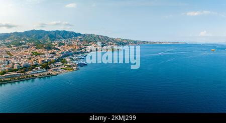 Vista del Messina la porta con l'oro Madonna della Lettera statua Foto Stock