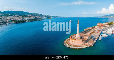 Vista del Messina la porta con l'oro Madonna della Lettera statua Foto Stock