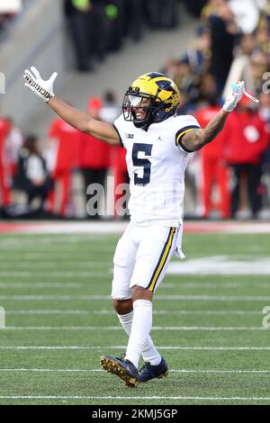 Columbus, Stati Uniti. 26th Nov 2022. Michigan Wolverines DJ Turner (5) celebra un'intercettazione Wolverine contro i Buckeyes dello Stato dell'Ohio nel secondo tempo a Columbus, Ohio, sabato 26 novembre 2022. Foto di Aaron Josefczyk/UPI Credit: UPI/Alamy Live News Foto Stock