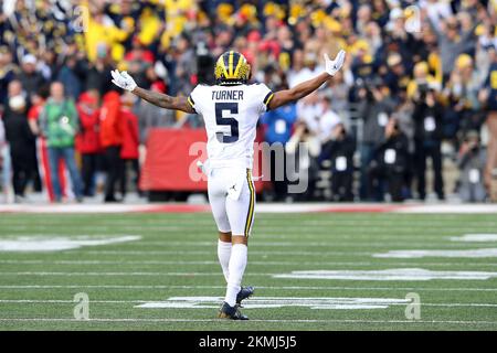 Columbus, Stati Uniti. 26th Nov 2022. Michigan Wolverines DJ Turner (5) celebra un'intercettazione Wolverine contro i Buckeyes dello Stato dell'Ohio nel secondo tempo a Columbus, Ohio, sabato 26 novembre 2022. Foto di Aaron Josefczyk/UPI Credit: UPI/Alamy Live News Foto Stock