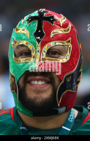 Doha, Qatar. 26th Nov 2022. Un fan del Messico si guarda al torneo di Coppa del mondo FIFA 2022 di Gruppo C al Lusail Stadium di Doha, in Qatar, il 26 novembre 2022. Foto di Chris Brunskill/UPI Credit: UPI/Alamy Live News Foto Stock