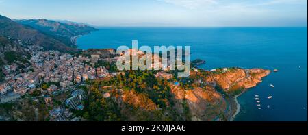 Vista panoramica dell'isola Bella e della spiaggia di Taormina. Foto Stock