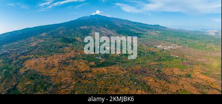 Vista panoramica dall'alto del vulcano attivo Etna Foto Stock