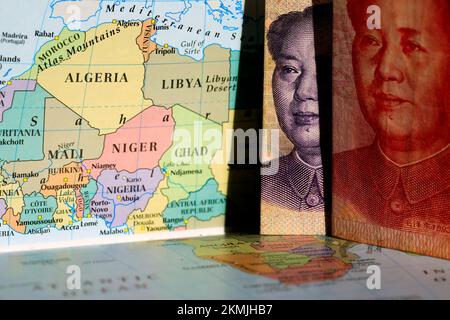Primo piano delle banconote cinesi yuan in cima a una mappa dell'Africa Foto Stock